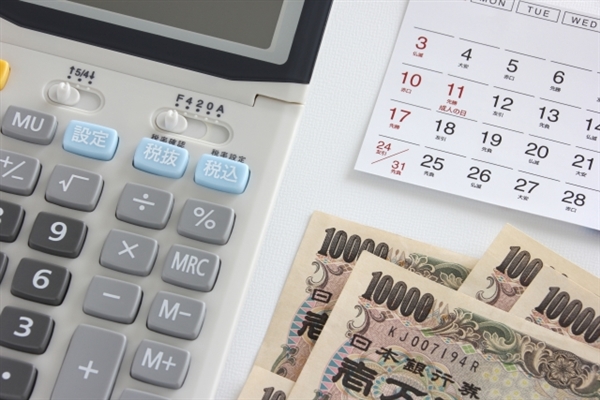 電卓と一万円札とカレンダー