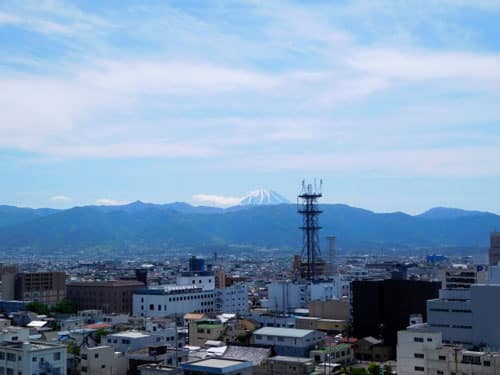 山梨市と富士山の風景